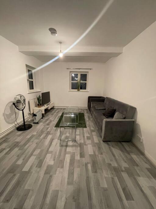 Lovely Spacious Entire 1 Bedroom Apartment - New Management London Exterior photo