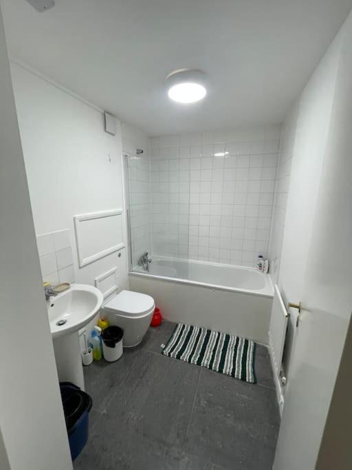 Lovely Spacious Entire 1 Bedroom Apartment - New Management London Exterior photo